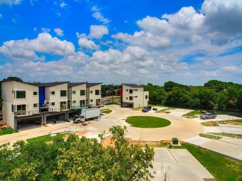 Kramer Residential Condominiums, Austin: townhome buildings around a central circle drive